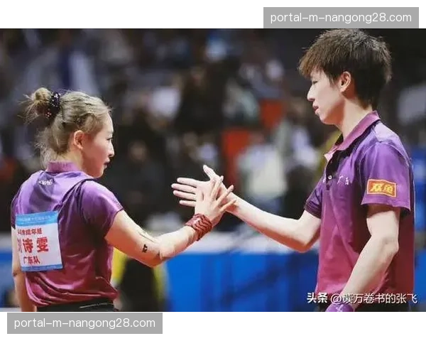 特写:比赛结束后,两位曾在训练中互有胜负的对手互换道服,相视而笑 特写:比赛结束后,两位曾在训练中互有胜负的对手互换道服,相视而笑